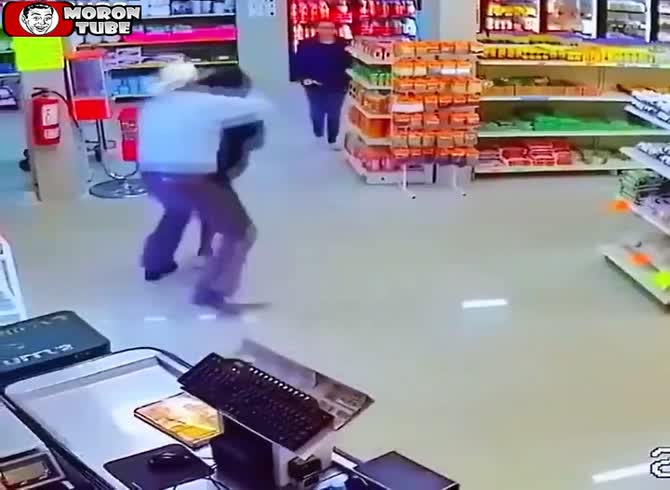 Video :A cowboy disarms a criminal to stop a robbery